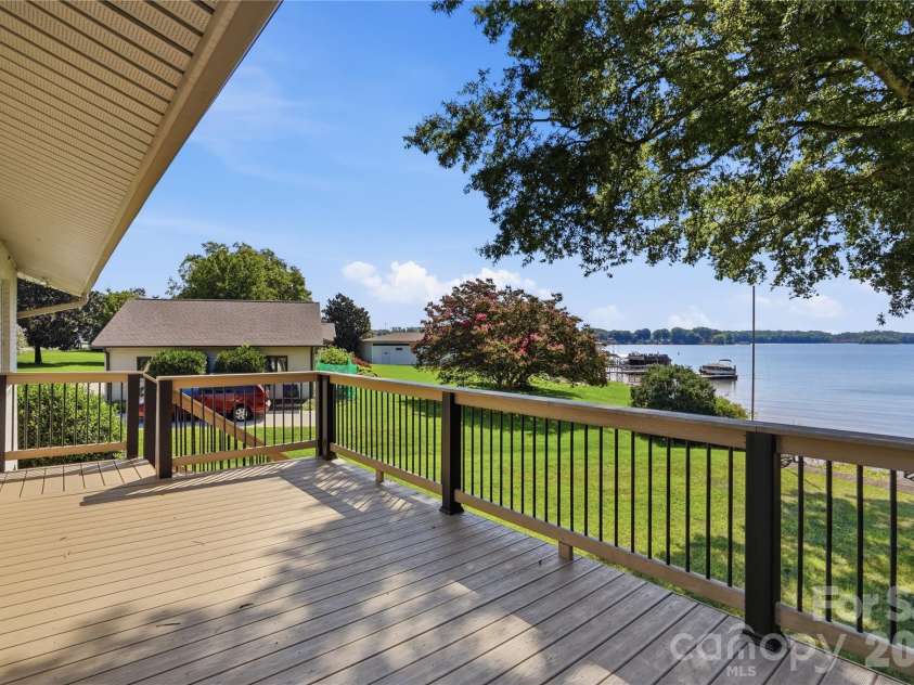 332 Shoreline Loop, Mooresville, NC 28117.  MLS# CAR4418767, YatesRealty ID 18209. 