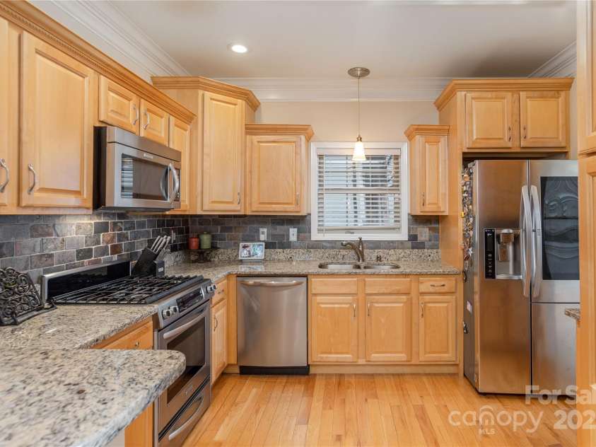 219 Rivercrest Boulevard, Arden, NC 28704.  MLS# CAR4124983, YatesRealty ID 1821. Granite and Stainless Steel Appliances