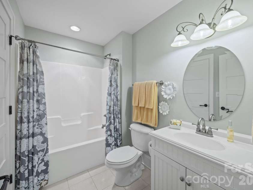 3143 James Plantation Drive, Denver, NC 28037.  MLS# CAR4366315, YatesRealty ID 18210. Full bathroom serving the upstairs suite, creating a functional and private space perfect for guests or extended stays.