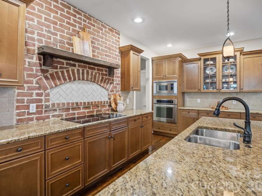 3143 James Plantation Drive, Denver, NC 28037.  MLS# CAR4366315, YatesRealty ID 18210. Spacious kitchen with large center island, ample prep space, and seamless flow into main living areas.