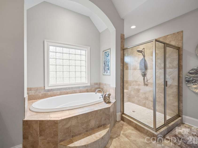 3143 James Plantation Drive, Denver, NC 28037.  MLS# CAR4366315, YatesRealty ID 18210. Spacious secondary bedroom with neutral finishes and ample natural light.