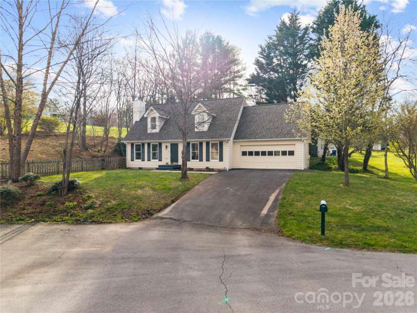 10 Orchard Place, Weaverville, NC 28787.  MLS# CAR4362471, YatesRealty ID 18212. 