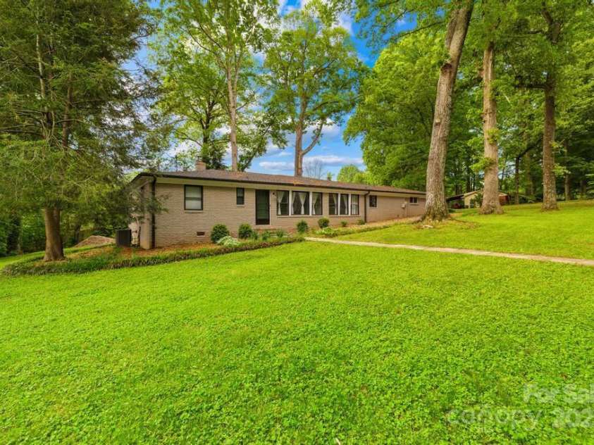 7022 Lakeside Drive, Charlotte, NC 28215.  MLS# CAR4264099, YatesRealty ID 18212. 