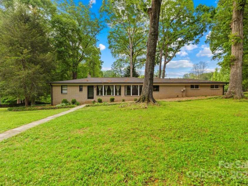 7022 Lakeside Drive, Charlotte, NC 28215.  MLS# CAR4264099, YatesRealty ID 18212. 