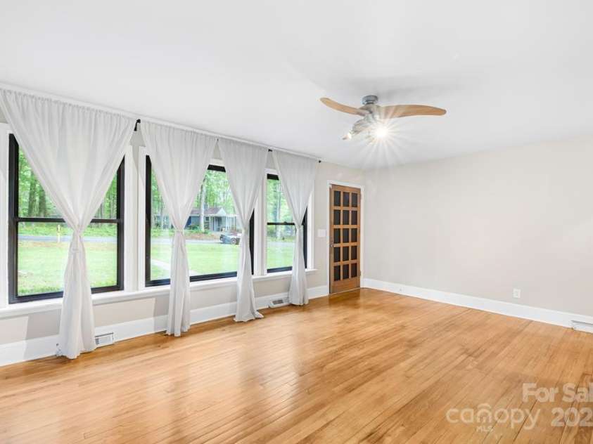 7022 Lakeside Drive, Charlotte, NC 28215.  MLS# CAR4264099, YatesRealty ID 18212. 