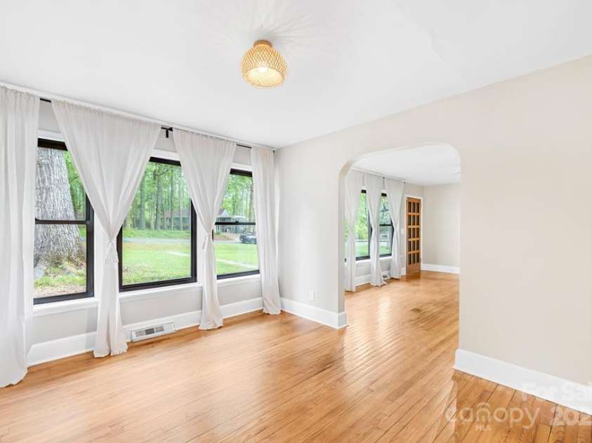 7022 Lakeside Drive, Charlotte, NC 28215.  MLS# CAR4264099, YatesRealty ID 18212. 