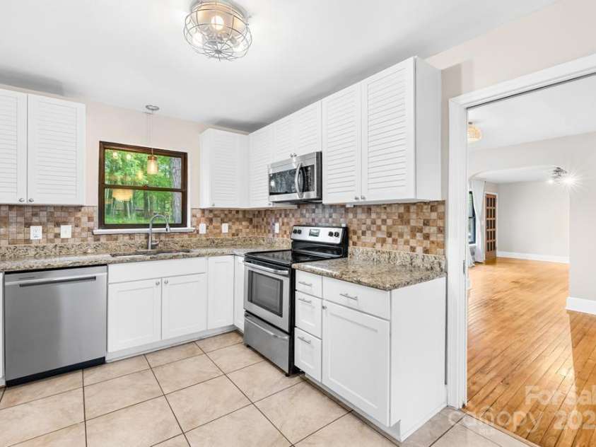 7022 Lakeside Drive, Charlotte, NC 28215.  MLS# CAR4264099, YatesRealty ID 18212. 