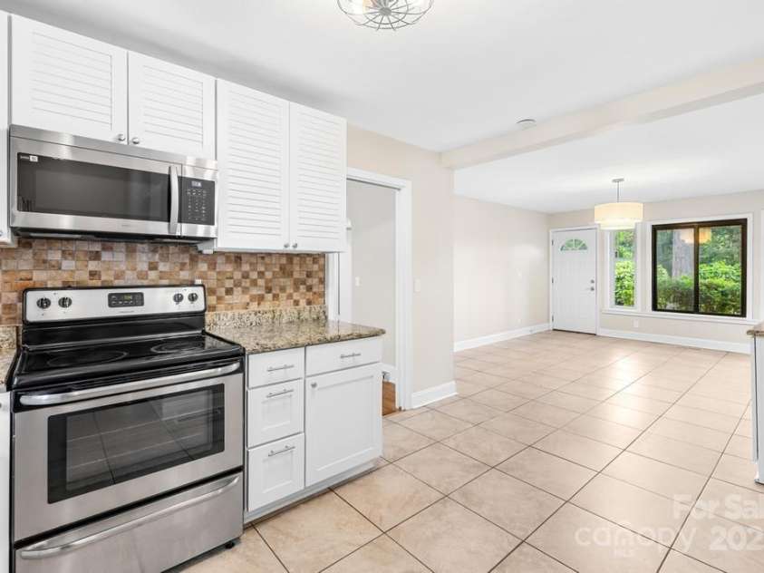 7022 Lakeside Drive, Charlotte, NC 28215.  MLS# CAR4264099, YatesRealty ID 18212. 