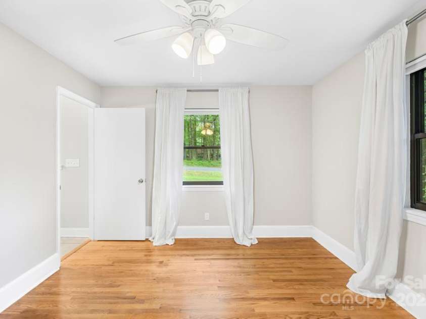 7022 Lakeside Drive, Charlotte, NC 28215.  MLS# CAR4264099, YatesRealty ID 18212. 