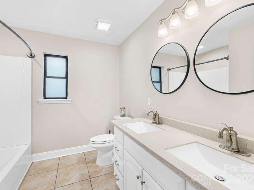 7022 Lakeside Drive, Charlotte, NC 28215.  MLS# CAR4264099, YatesRealty ID 18212. 
