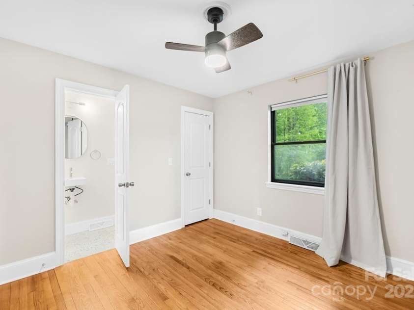 7022 Lakeside Drive, Charlotte, NC 28215.  MLS# CAR4264099, YatesRealty ID 18212. 