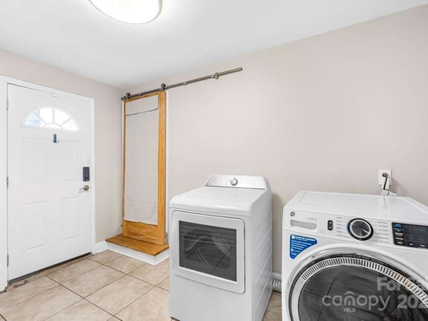 7022 Lakeside Drive, Charlotte, NC 28215.  MLS# CAR4264099, YatesRealty ID 18212. 