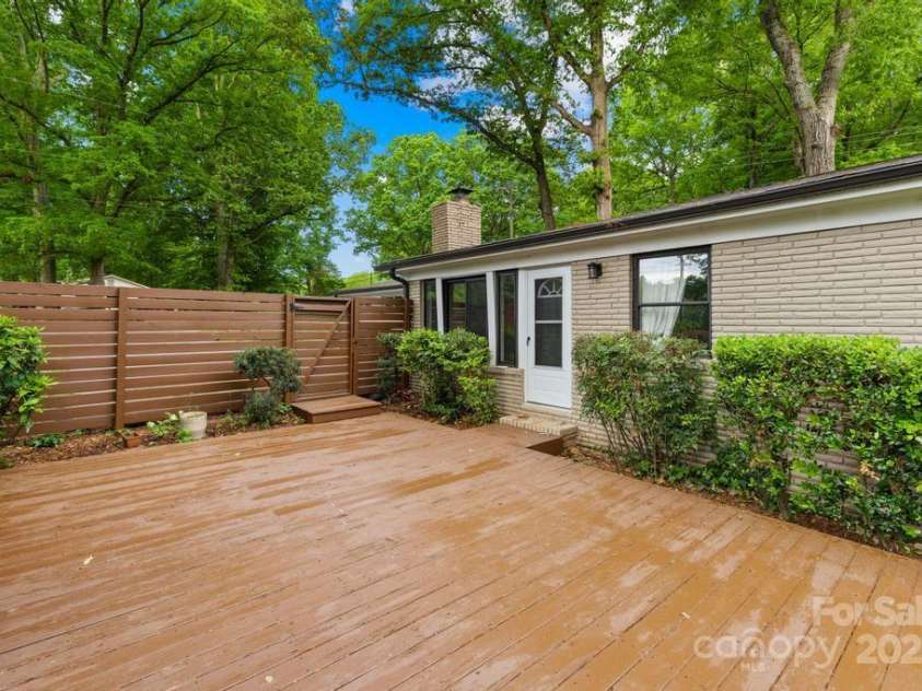 7022 Lakeside Drive, Charlotte, NC 28215.  MLS# CAR4264099, YatesRealty ID 18212. 