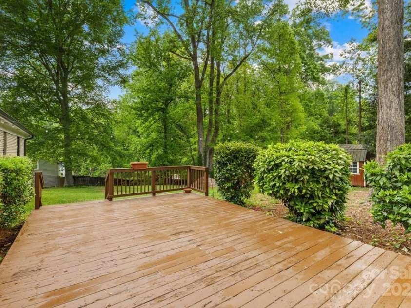 7022 Lakeside Drive, Charlotte, NC 28215.  MLS# CAR4264099, YatesRealty ID 18212. 