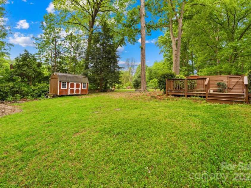 7022 Lakeside Drive, Charlotte, NC 28215.  MLS# CAR4264099, YatesRealty ID 18212. 