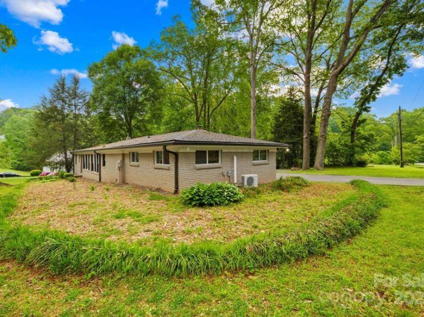 7022 Lakeside Drive, Charlotte, NC 28215.  MLS# CAR4264099, YatesRealty ID 18212. 