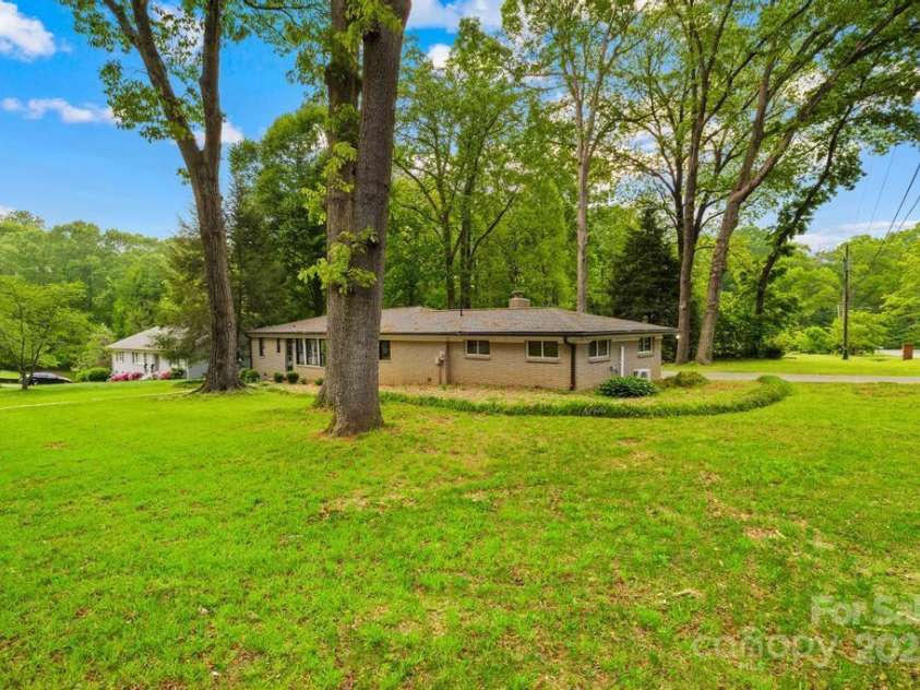 7022 Lakeside Drive, Charlotte, NC 28215.  MLS# CAR4264099, YatesRealty ID 18212. 