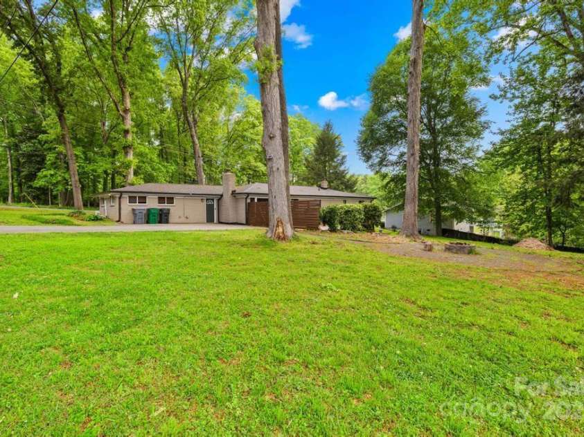 7022 Lakeside Drive, Charlotte, NC 28215.  MLS# CAR4264099, YatesRealty ID 18212. 