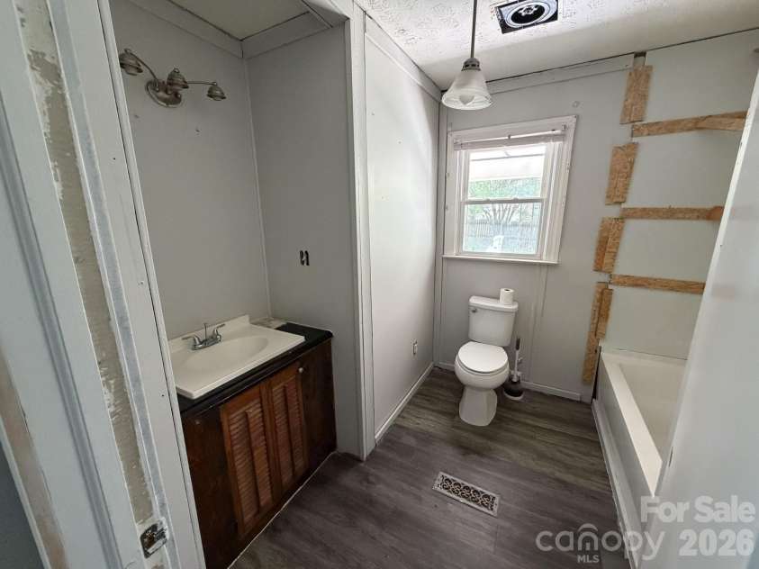 183 Pebble Drive, Mooresboro, NC 28114.  MLS# CAR4370880, YatesRealty ID 18214. Bathroom