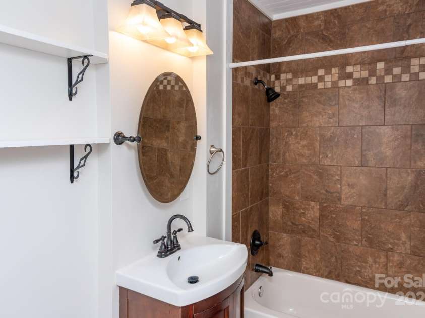 113 Elwood Street, Kannapolis, NC 28081.  MLS# CAR4266115, YatesRealty ID 18215. Bathroom