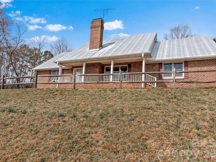 120 Skyline Drive, Elkin, NC 28621.  MLS# CAR4353904, YatesRealty ID 18215. 