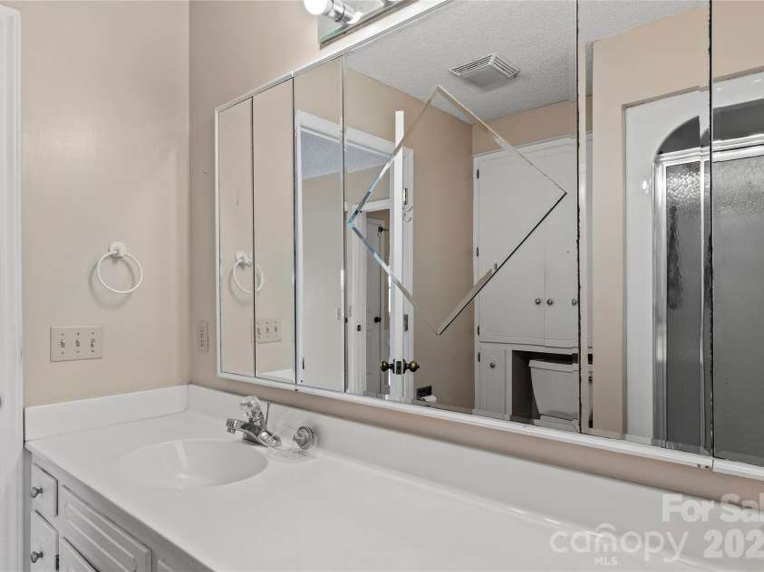 120 Skyline Drive, Elkin, NC 28621.  MLS# CAR4353904, YatesRealty ID 18215. 