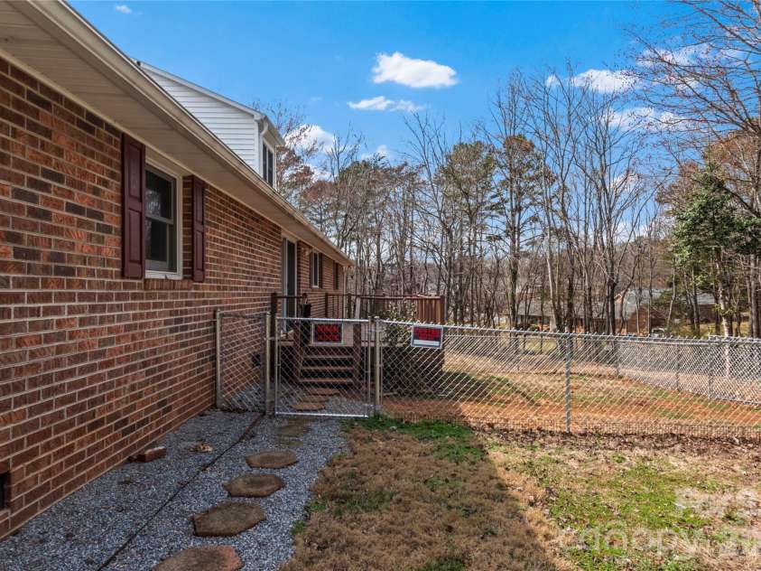 120 Skyline Drive, Elkin, NC 28621.  MLS# CAR4353904, YatesRealty ID 18215. 
