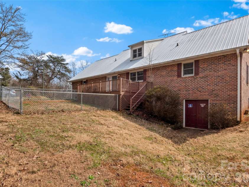 120 Skyline Drive, Elkin, NC 28621.  MLS# CAR4353904, YatesRealty ID 18215. 