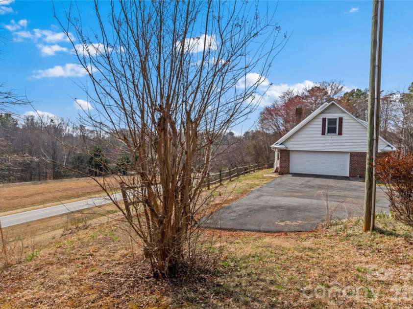 120 Skyline Drive, Elkin, NC 28621.  MLS# CAR4353904, YatesRealty ID 18215. 