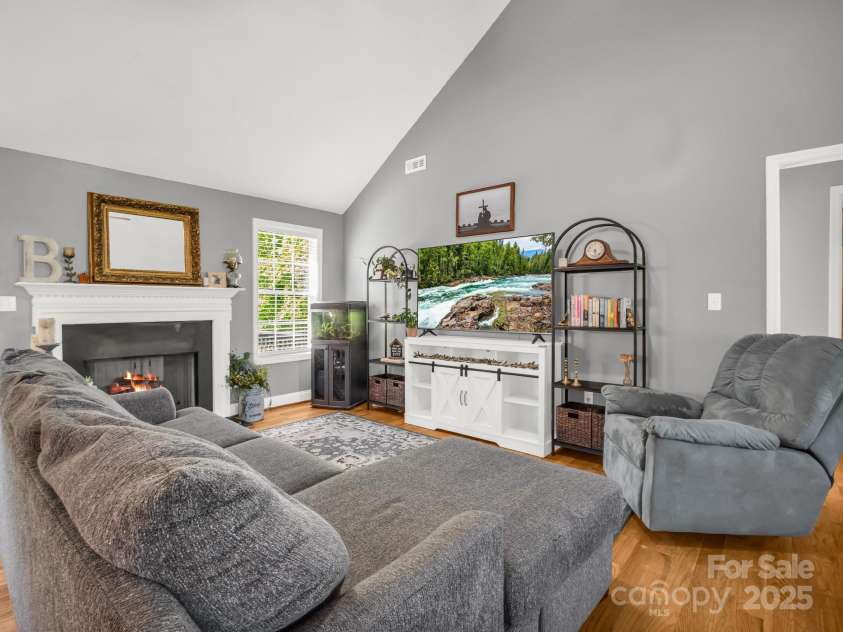 126 Deer Track Lane, Gaffney, SC 29341.  MLS# CAR4257416, YatesRealty ID 18217. 
