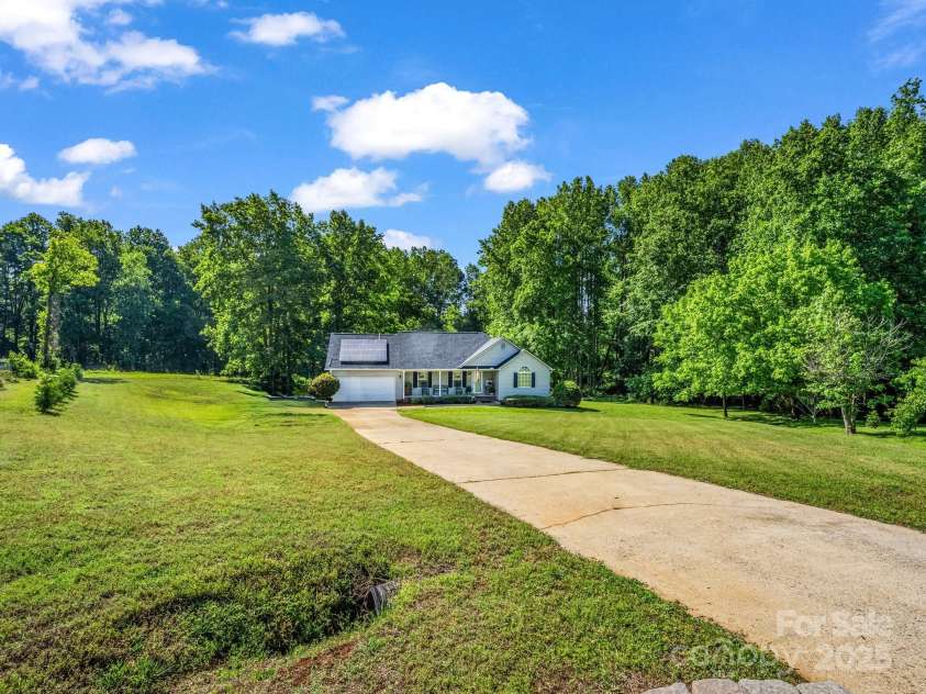 126 Deer Track Lane, Gaffney, SC 29341.  MLS# CAR4257416, YatesRealty ID 18217. 