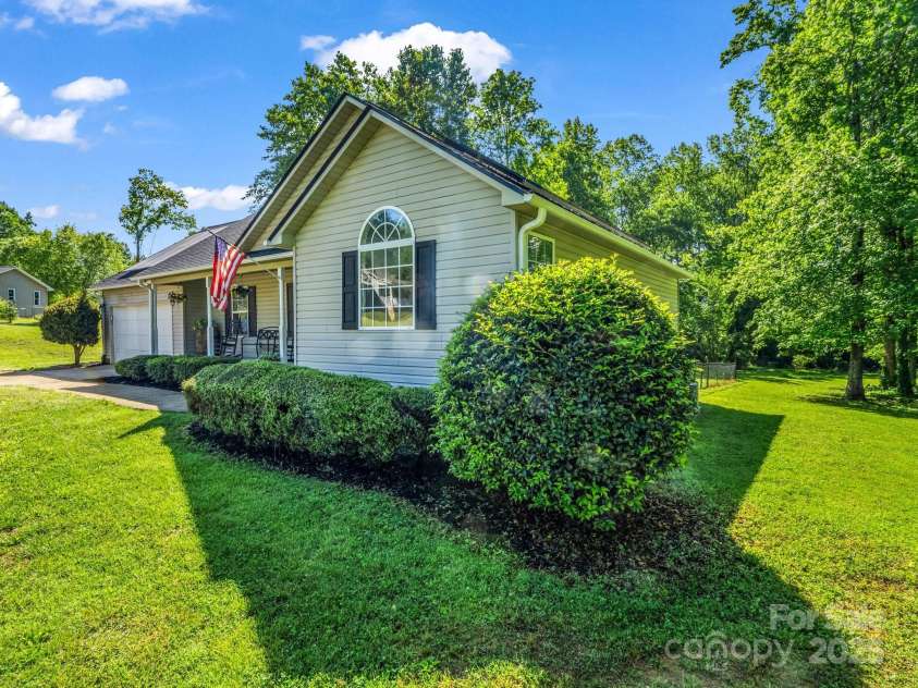 126 Deer Track Lane, Gaffney, SC 29341.  MLS# CAR4257416, YatesRealty ID 18217. 