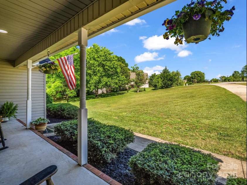 126 Deer Track Lane, Gaffney, SC 29341.  MLS# CAR4257416, YatesRealty ID 18217. 