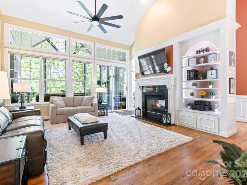 127 Poppy Lane, Asheville, NC 28803.  MLS# CAR4252357, YatesRealty ID 18218. Main - Living Room