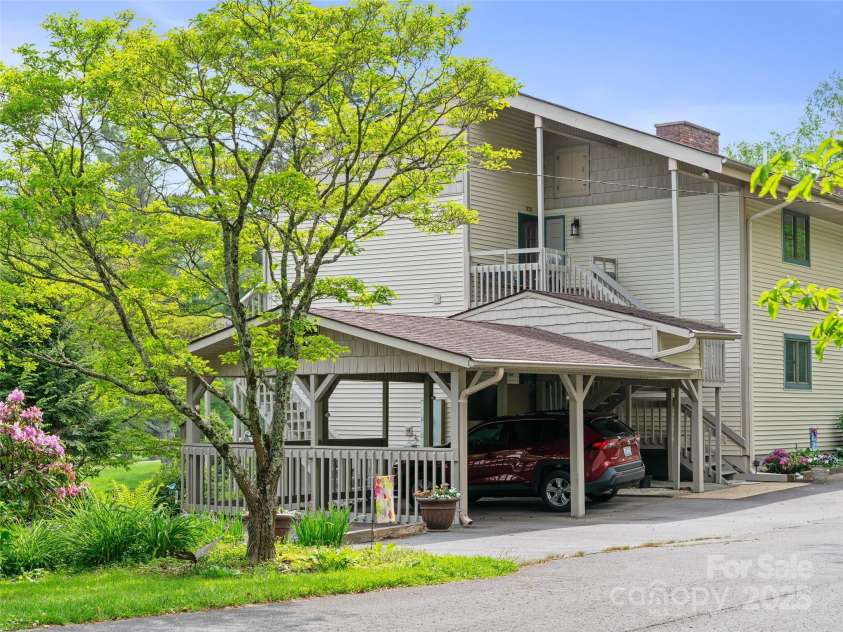 301 Fairway Lane, Spruce Pine, NC 28777.  MLS# CAR4260353, YatesRealty ID 18219. 