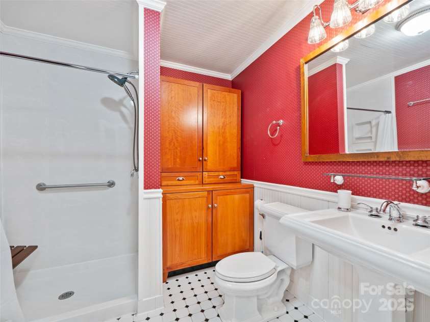 301 Fairway Lane, Spruce Pine, NC 28777.  MLS# CAR4260353, YatesRealty ID 18219. 