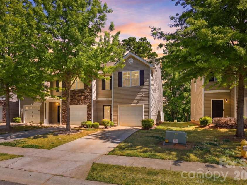 9040 Bradstreet Commons Way, Charlotte, NC 28215.  MLS# CAR4370462, YatesRealty ID 18219. 
