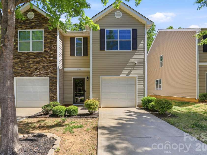 9040 Bradstreet Commons Way, Charlotte, NC 28215.  MLS# CAR4370462, YatesRealty ID 18219. 