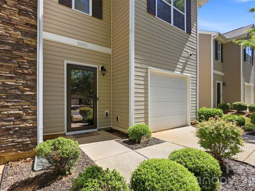 9040 Bradstreet Commons Way, Charlotte, NC 28215.  MLS# CAR4370462, YatesRealty ID 18219. 