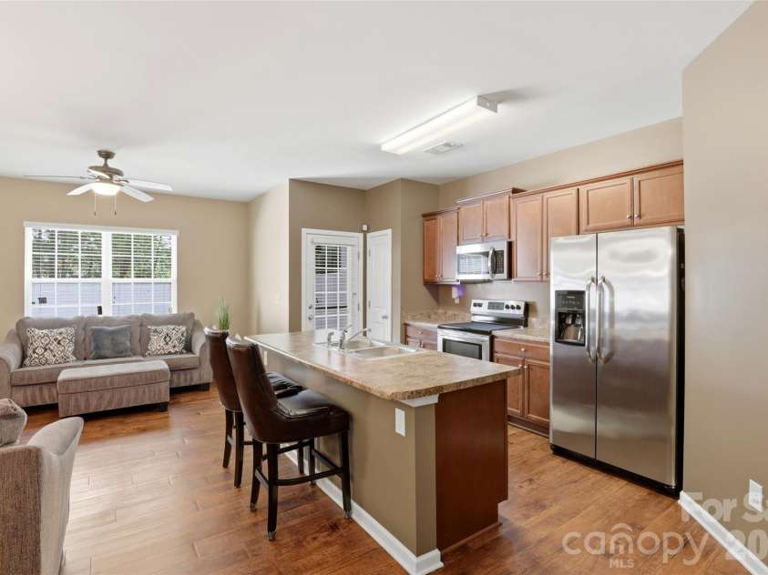 9040 Bradstreet Commons Way, Charlotte, NC 28215.  MLS# CAR4370462, YatesRealty ID 18219. 