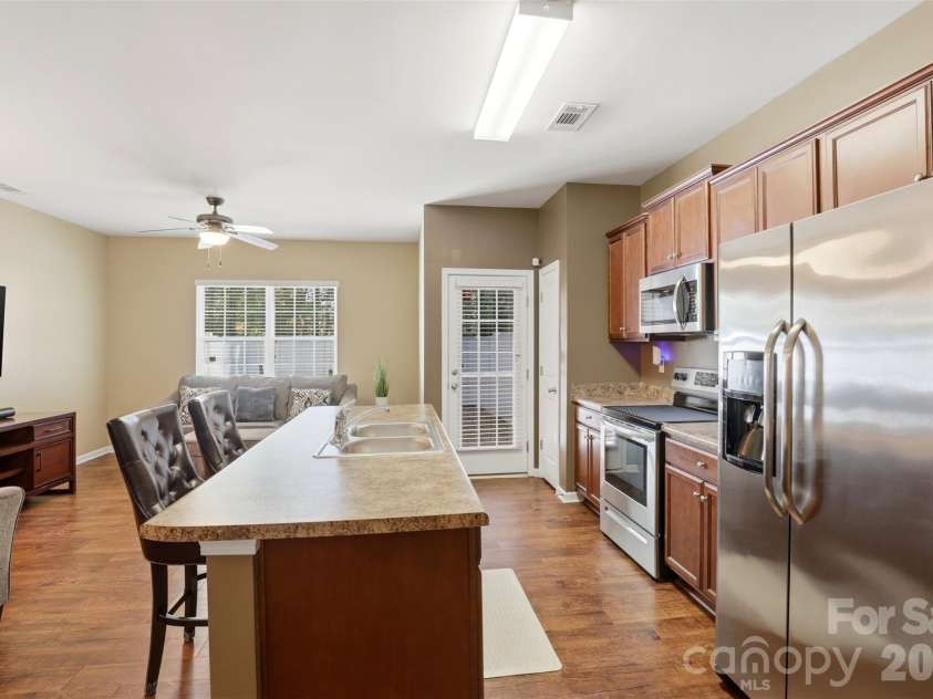 9040 Bradstreet Commons Way, Charlotte, NC 28215.  MLS# CAR4370462, YatesRealty ID 18219. 