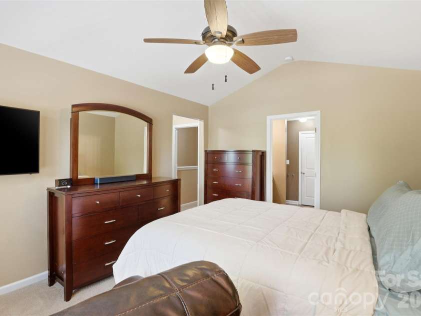 9040 Bradstreet Commons Way, Charlotte, NC 28215.  MLS# CAR4370462, YatesRealty ID 18219. 