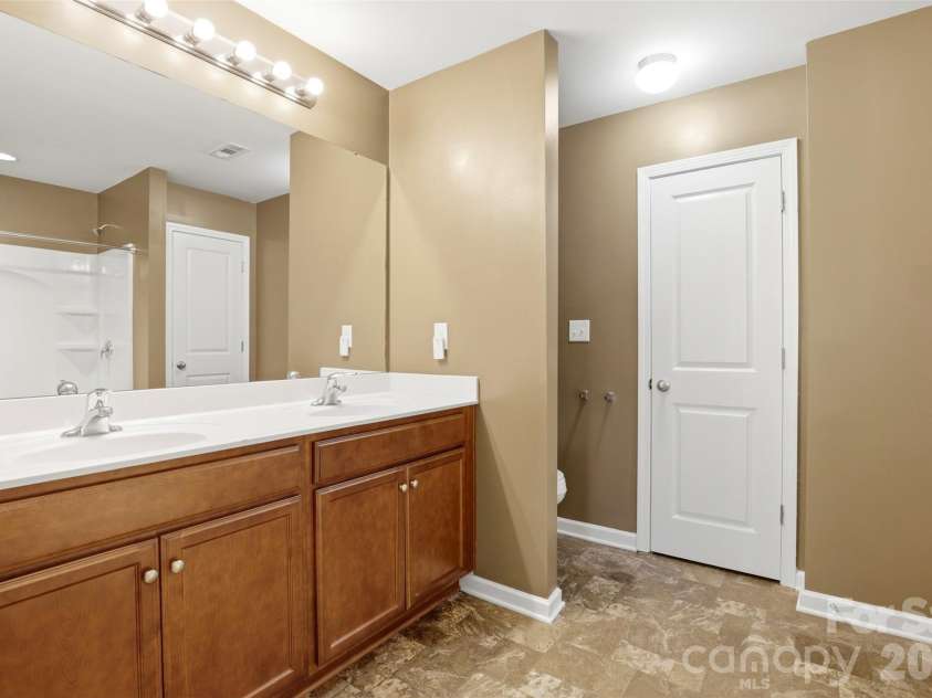 9040 Bradstreet Commons Way, Charlotte, NC 28215.  MLS# CAR4370462, YatesRealty ID 18219. 