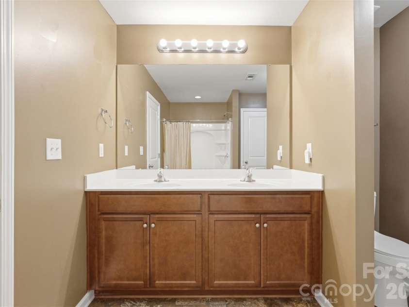 9040 Bradstreet Commons Way, Charlotte, NC 28215.  MLS# CAR4370462, YatesRealty ID 18219. 