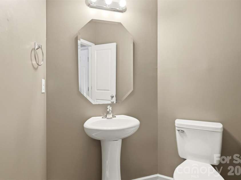 9040 Bradstreet Commons Way, Charlotte, NC 28215.  MLS# CAR4370462, YatesRealty ID 18219. 
