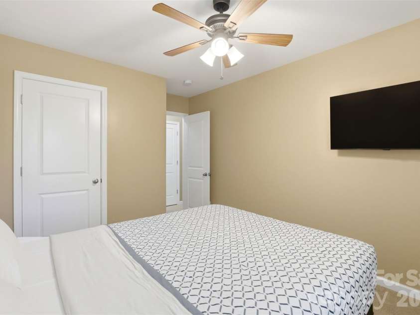 9040 Bradstreet Commons Way, Charlotte, NC 28215.  MLS# CAR4370462, YatesRealty ID 18219. 