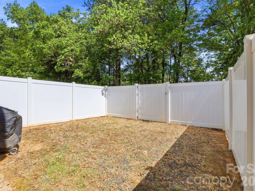 9040 Bradstreet Commons Way, Charlotte, NC 28215.  MLS# CAR4370462, YatesRealty ID 18219. 