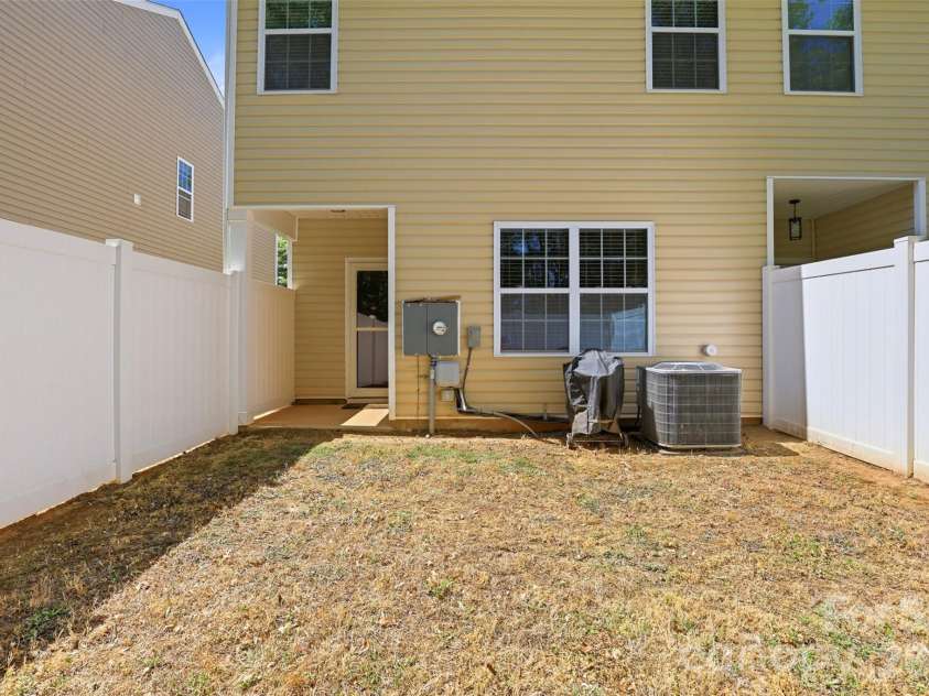 9040 Bradstreet Commons Way, Charlotte, NC 28215.  MLS# CAR4370462, YatesRealty ID 18219. 