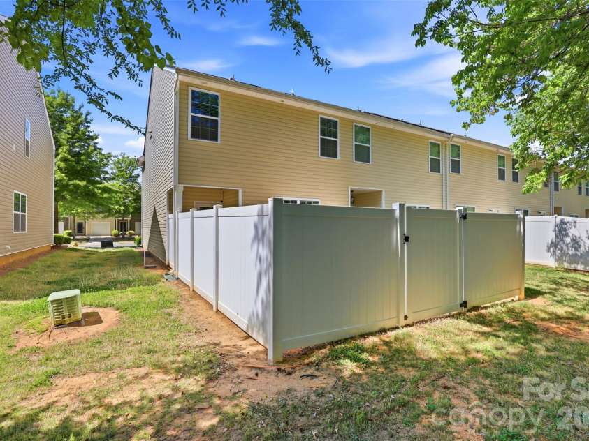 9040 Bradstreet Commons Way, Charlotte, NC 28215.  MLS# CAR4370462, YatesRealty ID 18219. 