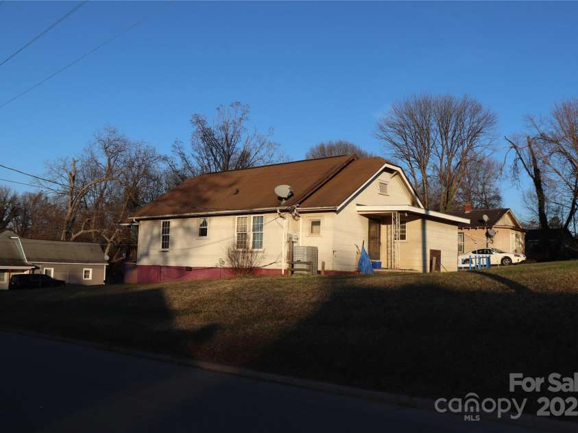 2028 Kennedy Drive, Statesville, NC 28677.  MLS# CAR4332721, YatesRealty ID 1822. 619 Durham Ave.